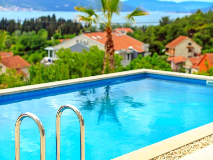 продажа недвижимости в Тиват виллы с бассейном в Тиват в Черногории +382-67-80-26-27 viber whatsapp