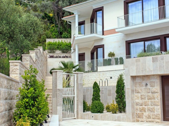 продажа недвижимости в Тиват виллы с бассейном в Тиват в Черногории +382-67-80-26-27 viber whatsapp