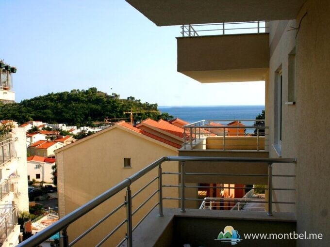 балкон с видом на море и на город, боковой вид на море