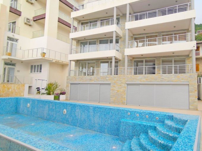 продается отель с бассейном в Черногории на 1 линии от моря