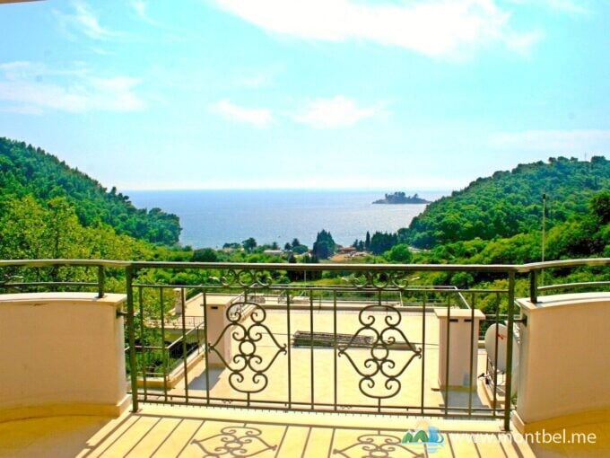 вид на море с балкона одной из квартир в комплексе, кованое ограждение, панорамный красивый вид