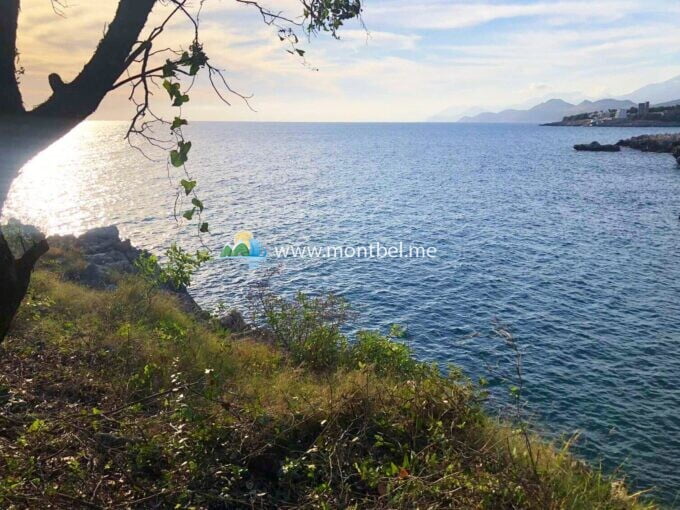 участок в Черногории на первой линии со своим пляжем