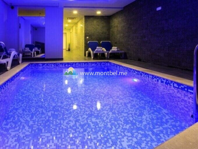 бассейн с диодной подсветкой