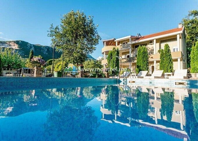 вилла с бассейном в Черногории