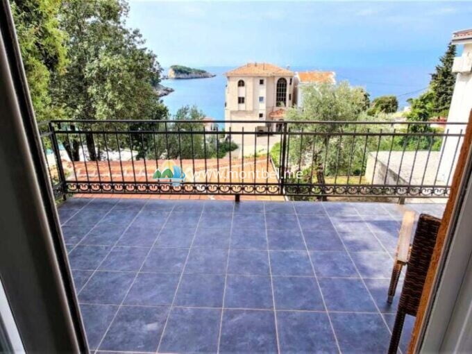 дом в Черногории рядом с морем