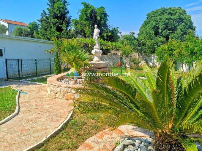 продается дом с бассейном в Черногории