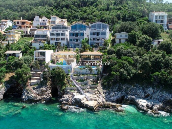 Вилла с бассейном и частным пляжем в Утехе, 5 спален.