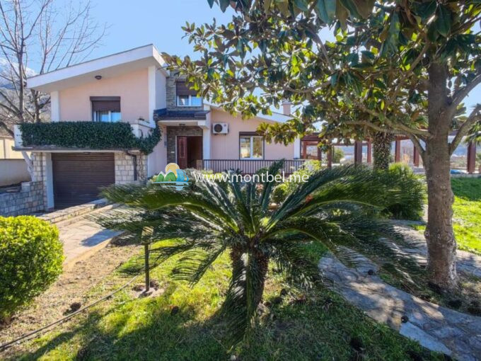 Дом в Баре с большим участком с фруктовым садом и бассейном