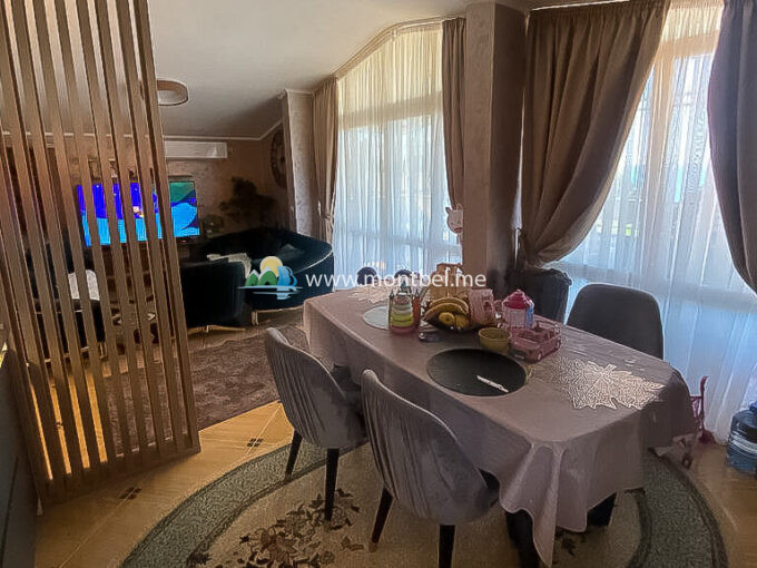 Дом в Баре с 4 квартирами и 2 гаражами