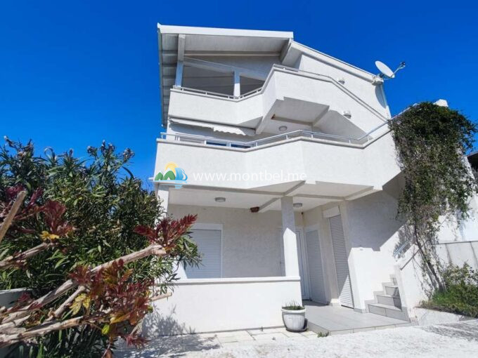 Дом с апартаментами в Утехе