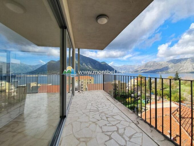 балкон с панорамой на море и горы