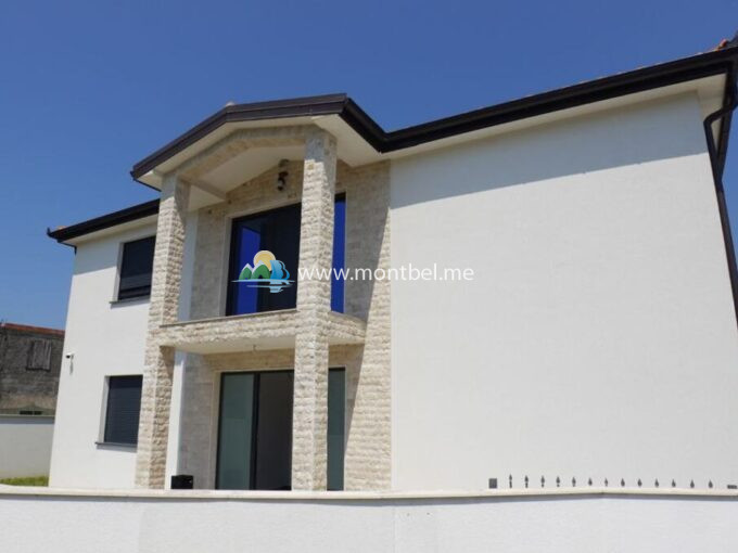 фасад дома с отделкой белым камнем