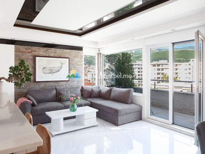 из гостиной выход на балкон