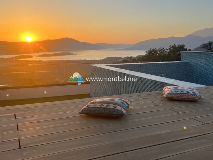 вид на Боко-Которский залив. Новая вилла Тиват и Коор