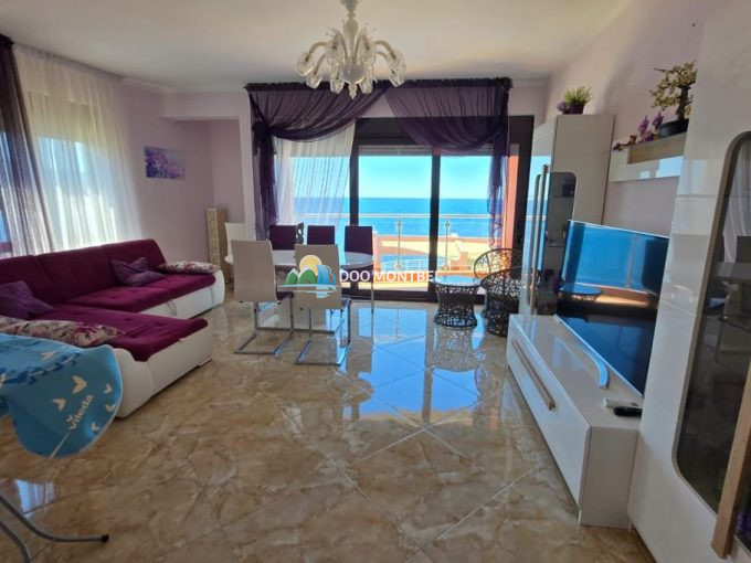 гостиная с видом на море