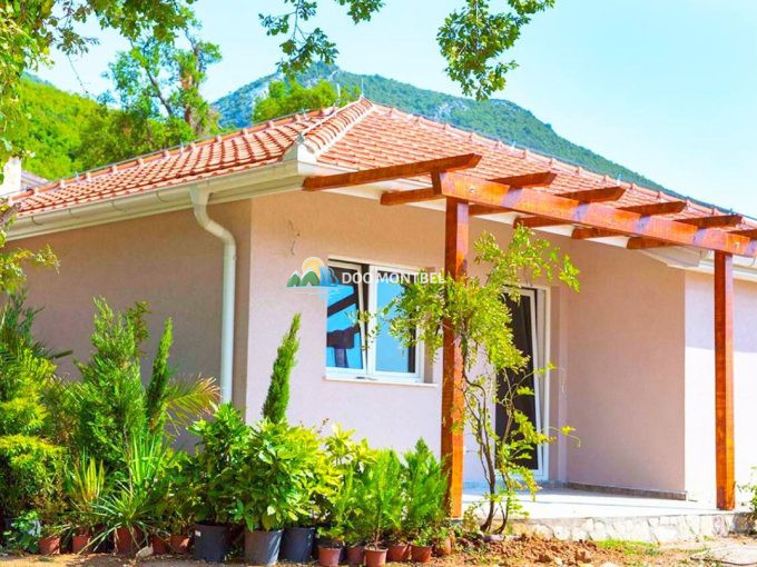 не большой дом в Черногории