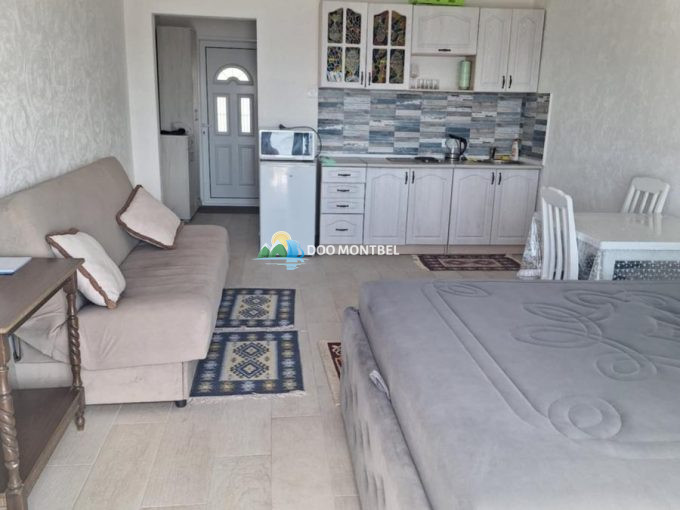 sutomore studiya s mebelyu