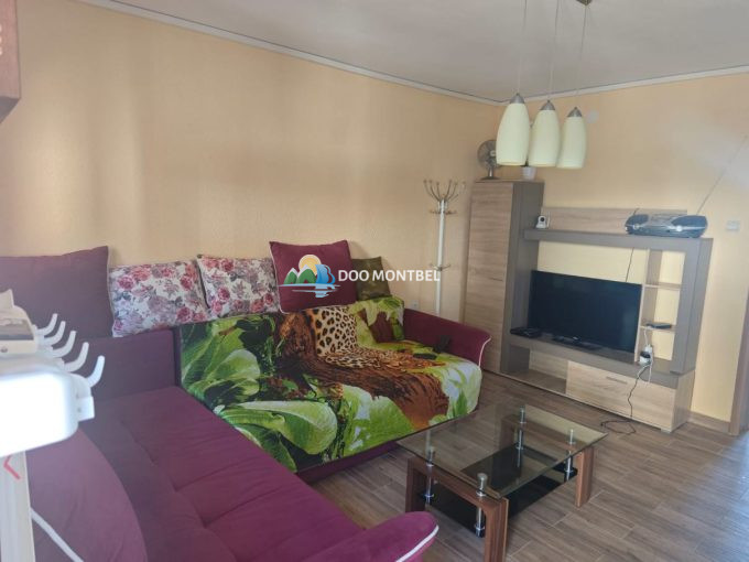 Гостиная с диванами и телевизором