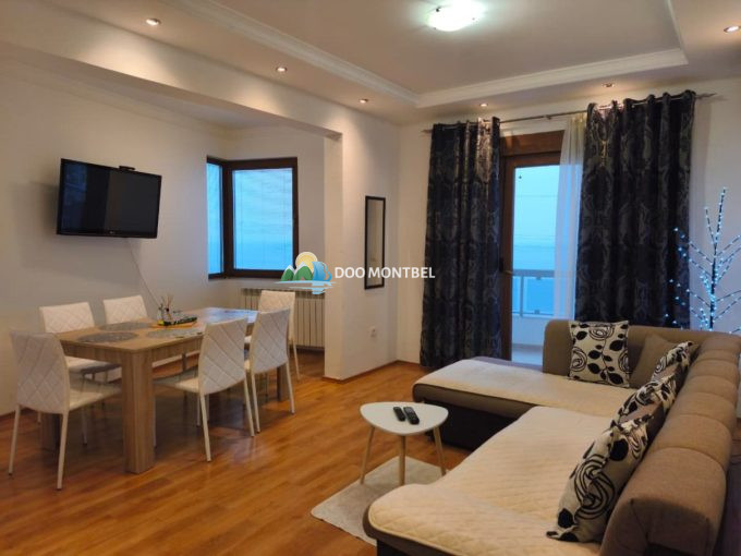 Современный интерьер квартиры с уютной мебелью