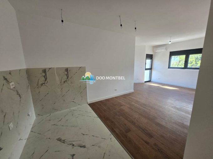 Современный интерьер квартиры с деревянным полом