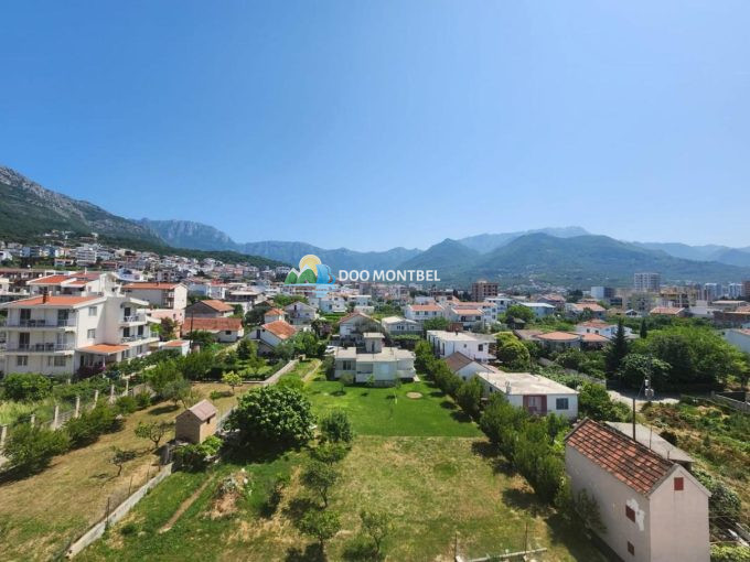 Горное поселение с зелеными лужайками и домами