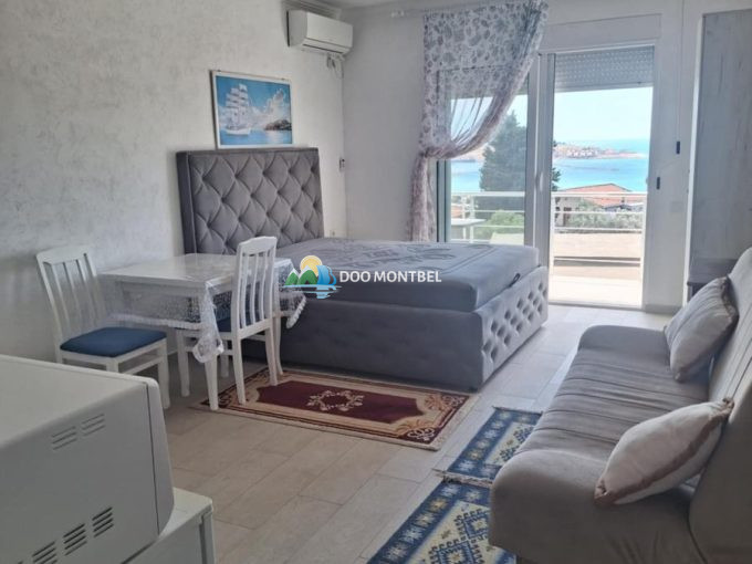 Светлая комната с видом на море.