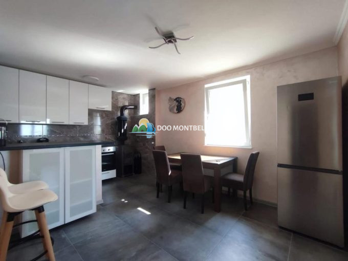 Современная кухня с обеденной зоной и холодильником.