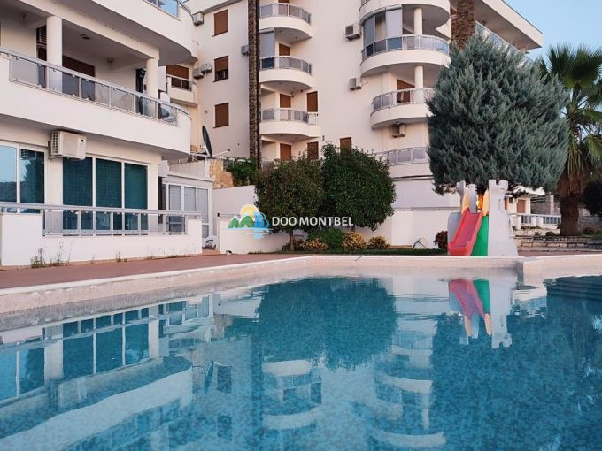 Солнечный бассейн у современного здания