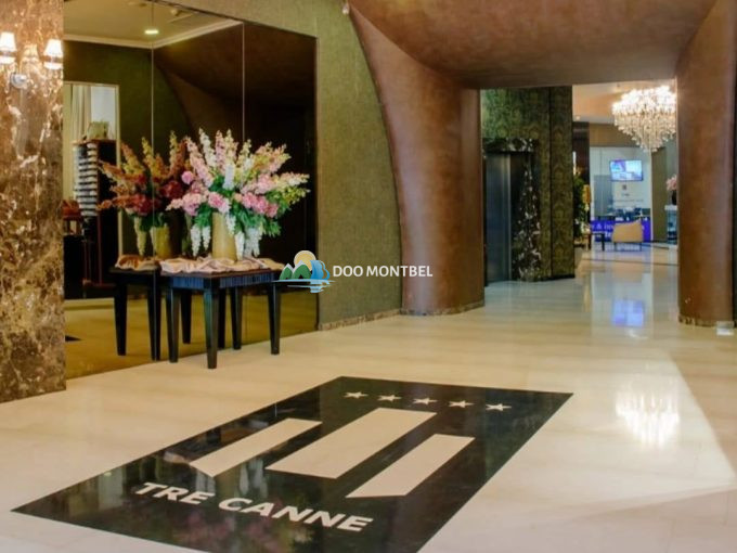 Элегантный интерьер лобби с цветами и освещением