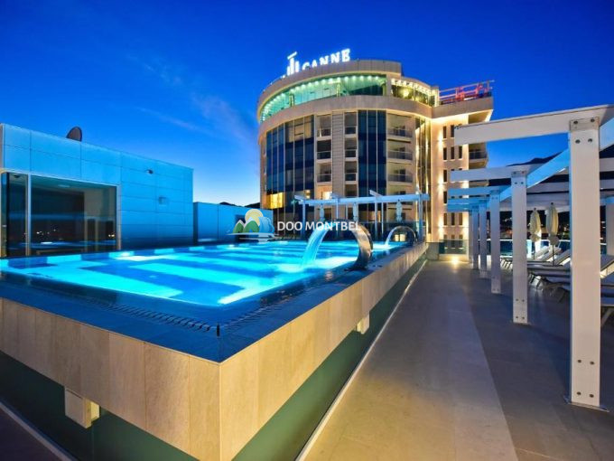 Современный бассейн на крыше в отеле