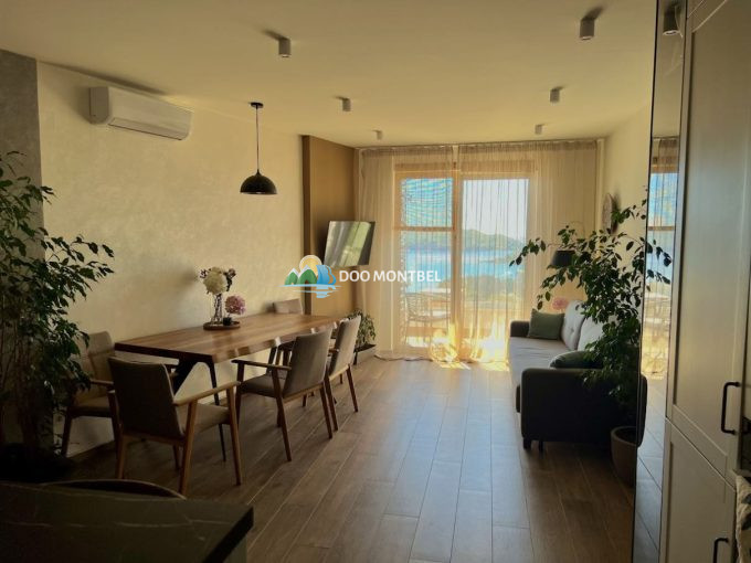 Современная гостиная с видом на море