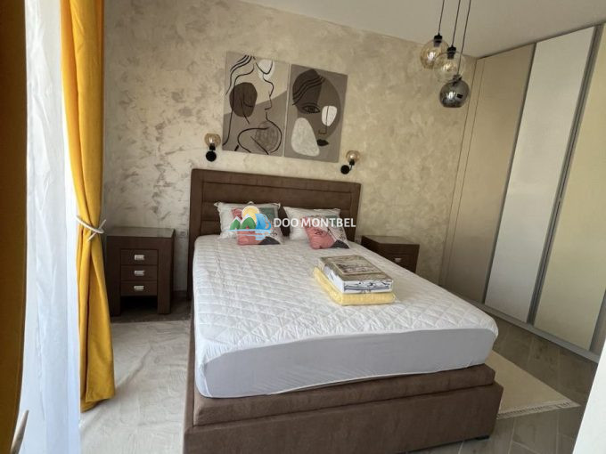 Современная спальня с удобной мебелью