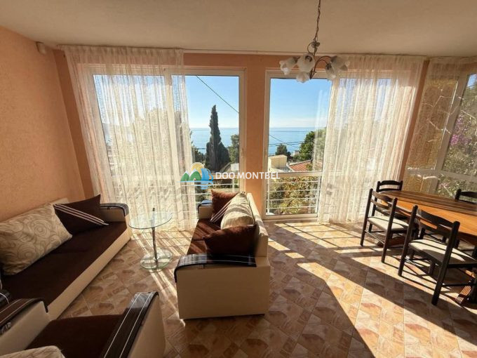 Светлая гостиная с видом на море