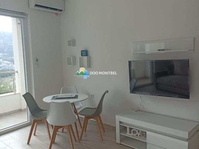 Современный интерьер с обеденной зоной и телевизором