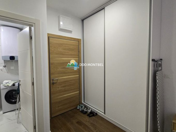 Аренда новой меблированной квартиры студии в Черногории рядом с морем в центре города.