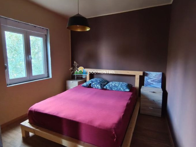 Комната с кроватью и естественным освещением