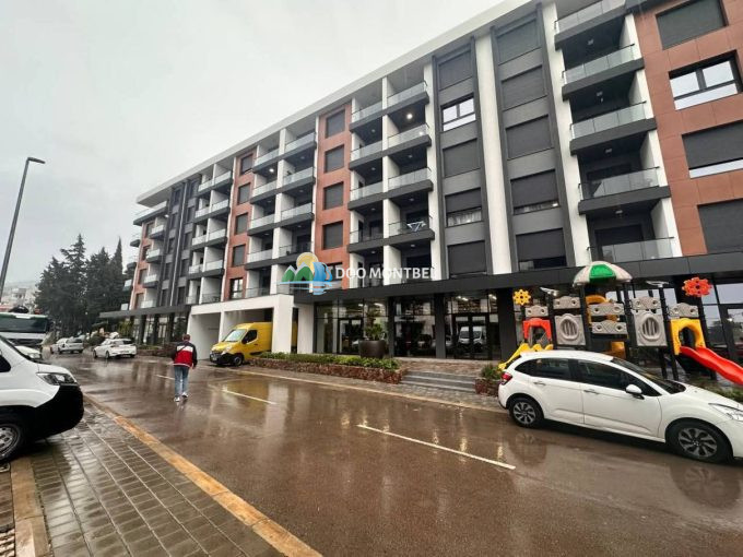 Современное здание с детской площадкой на улице