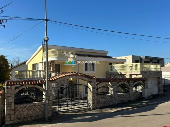 Дом с фонарём и чистым небом