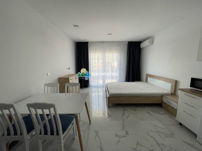 Современная комната с кроватью и обеденной зоной