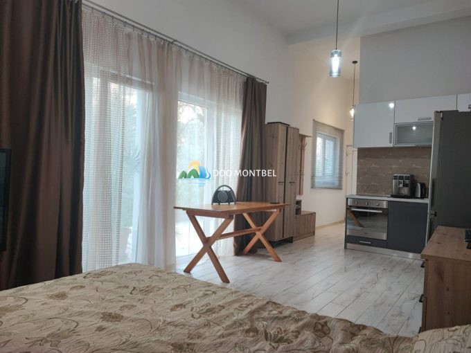 Современная квартира с кухней и столом.