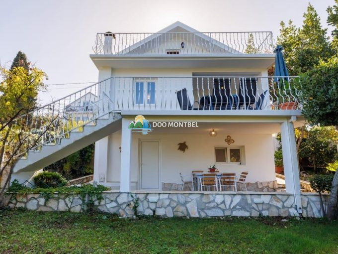 Уютный двухэтажный дом с террасой и садом.