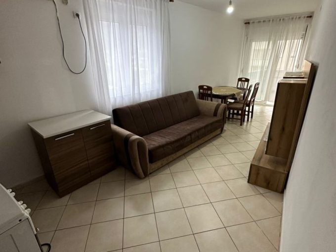 Уютная гостиная с диваном и обеденным столом.