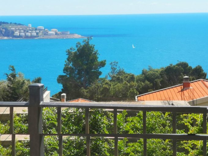 Вид на синее море и побережье