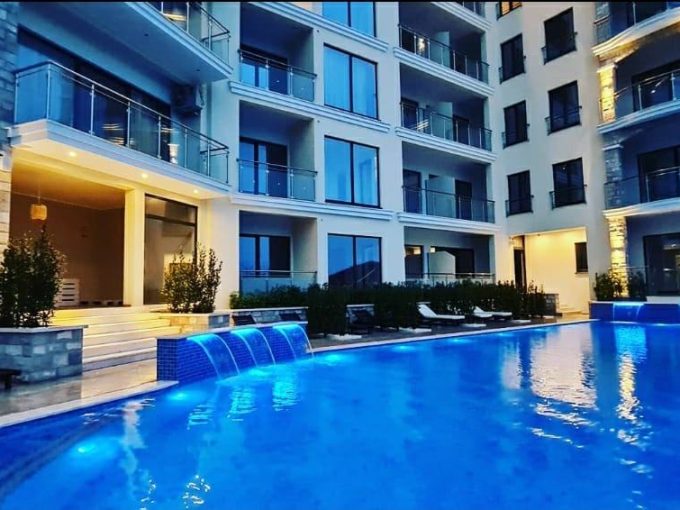 Современный отель с бассейном в вечернее время.