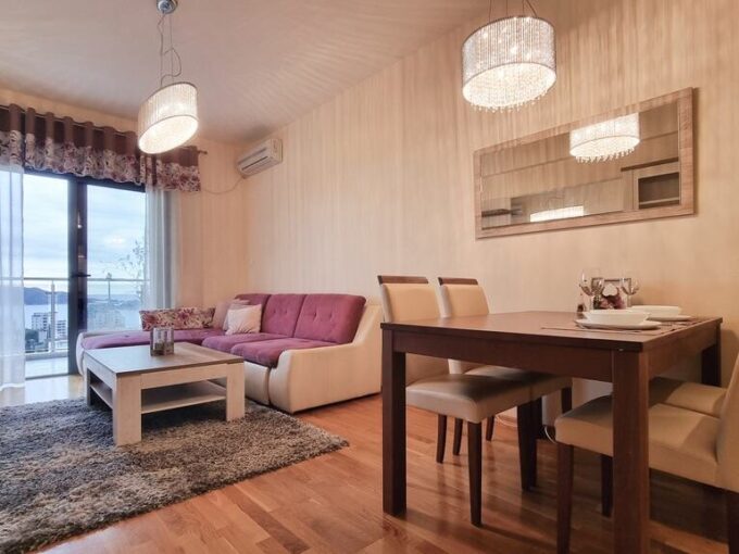 Современный интерьер квартиры с балконом