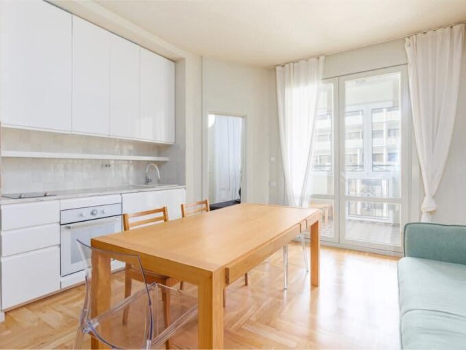 Современная кухня с обеденным столом