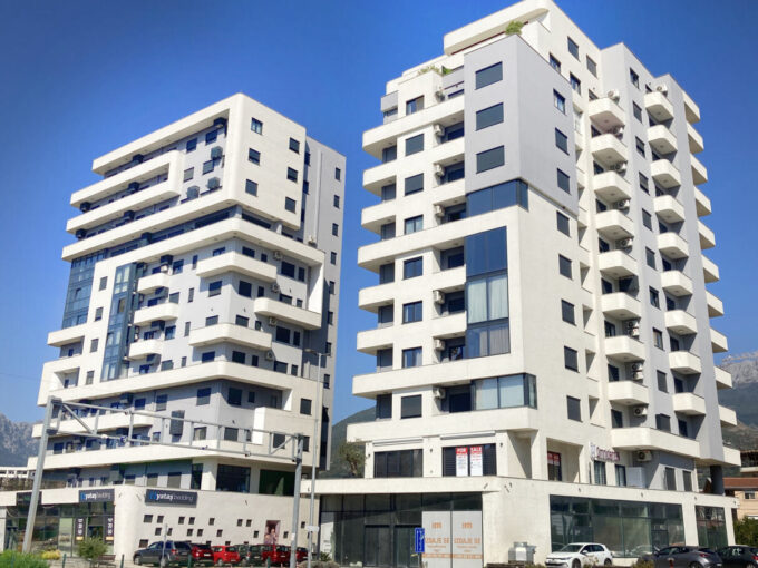 Современные жилые здания на фоне ясного неба