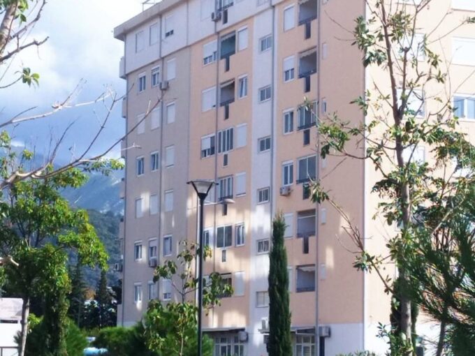 Многоэтажное здание с зелеными насаждениями