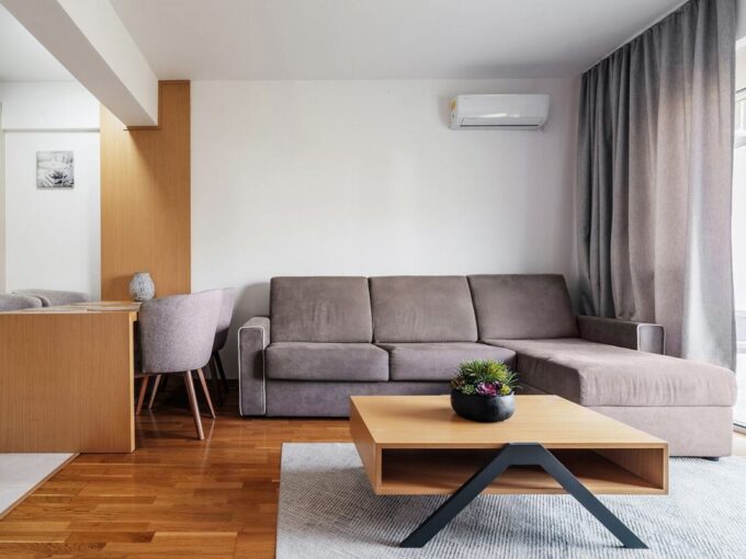 Современная гостиная с мебелью