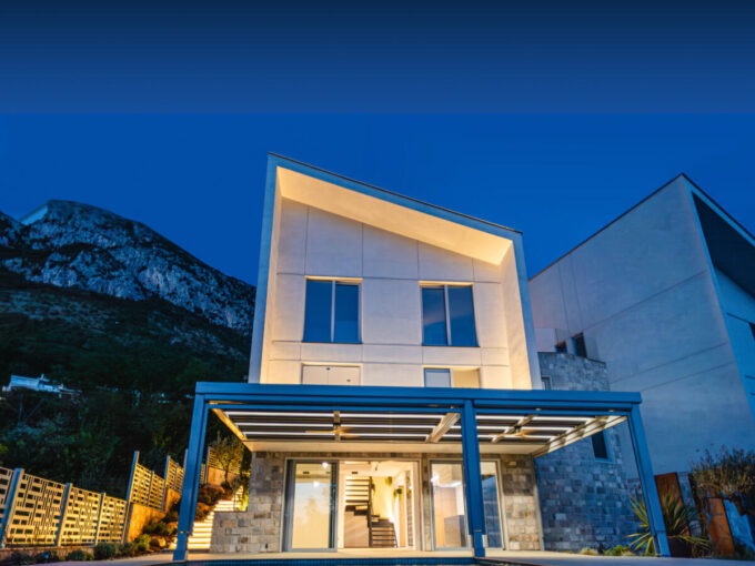 Современный дом с бассейном на закате